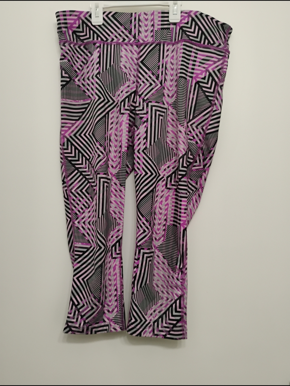 Xersion Black & Purple Geometric Capri Leggings